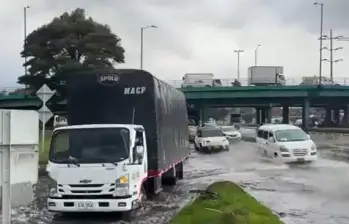 Inundaciones en la Autopista Norte de Bogotá generan congestión vehicular y afectan la movilidad en el norte de la ciudad. FOTO: tomada de redes sociales. 
