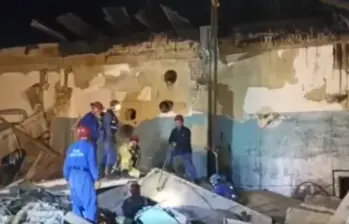 Muros derrumbados y escombros marcan la escena mientras continúan las labores de rescate en la planta. Imagen: captura de video. 