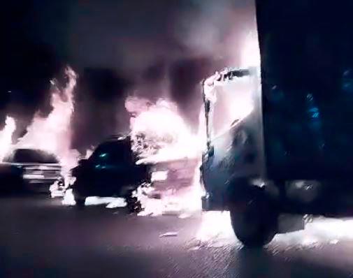 Así se visualizó el incendio que se registró en la madrugada de este sábado en San Cristóbal, que quemó tres vehículos. FOTO: CORTESÍA