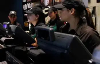 Este ajuste laboral de 900 empleados es la segunda tanda de recortes desde que Niccol asumió la dirección de Starbucks. FOTO: El Colombiano.