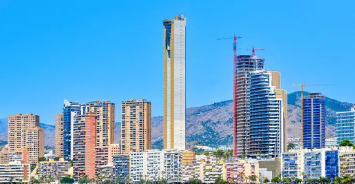 El plan urbanístico de Benidorm, diseñado en los años 60, combinó rascacielos con áreas verdes y vistas al mar, creando un modelo turístico singular en España. Getty images. 