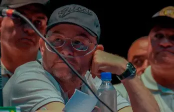 José Leonardo Muñoz Martínez, alias “Douglas” o “la Tía” (de gafas), es uno de los principales voceros de las bandas del Valle de Aburrá en la mesa de paz de la cárcel de Itagüí. FOTO: Cortesía