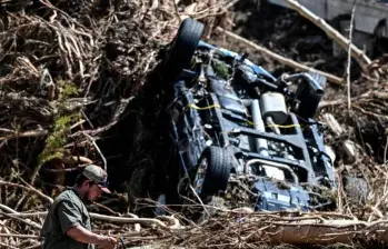 Las labores de búsqueda de desaparecidos se han visto entorpecidas por las lluvias. FOTO: AFP