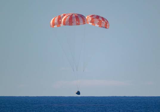 Así fue el momento del ‘splashdown’ de la nave Orión. FOTo: AFP