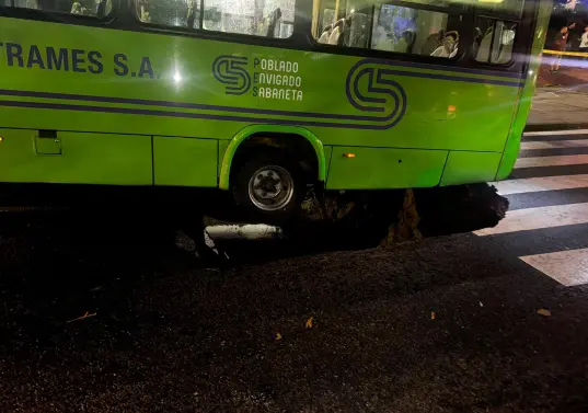 La socavación se abrió en la Avenida El Poblado, en el punto de cobertura de la quebrada La Presidenta. FOTO CAMILO SUÁREZ