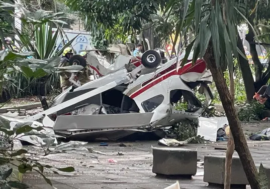 Una avioneta se accidentó en la tarde de este viernes en los alrededores del barrio Estadio, en la comuna 11 (Laureles-Estadio), de Medellín. FOTO: MANUEL SALDARRIAGA