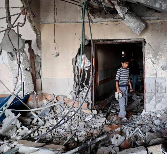 La población de Gaza continúa sufriendo ataques aéreos de Israel. El último blanco fue el hospital Naser en Jan Yunis. FOTO: AFP