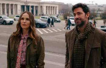 Natalie Portman y John Krasinski en La fuente de la juventud. FOTO Cortesía Apple TV+