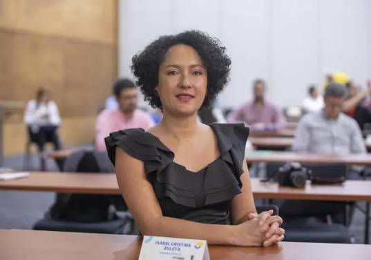 Isabel Zuleta, congresista y delegada del Gobierno en espacios de diálogo carcelario, enfrenta cuestionamientos por supuesta injerencia en asuntos penitenciarios. FOTO: Archivo EL COLOMBIANO, Carlos Velásquez