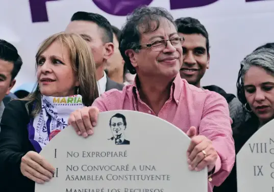 Las promesas en mármol las aceptó en un evento político en 2018. FOTO: COLPRENSA.