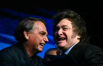 El expresidente brasilero, Jair Bolsonaro, y el presidente de Argentina, Javier Milei. FOTO: AFP.