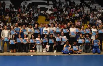 Algunos de los jóvenes deportistas exaltados en la ceremonia en Itagüí. FOTO: Cortesía
