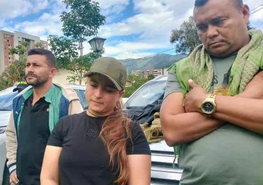 El 23 de julio de 2024, en instalaciones militares de Bello, fueron reseñados alias Calarcá y alias Erika, su pareja, tras ser capturados junto a cinco disidentes más en una caravana con vehículos de protección de la UNP en Anorí, Antioquia. FOTO <b>Captura de video</b>