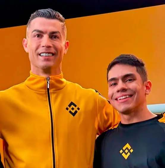 Sebastián, junto a su ídolo Cristiano Ronaldo. FOTO cortesía