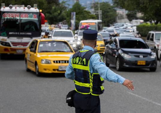 En Medellín, más de 150 agentes de tránsito fueron distribuidos en corredores como el Túnel de Oriente, las autopistas Norte y Sur y las conexiones hacia Occidente. Foto: Manuel Saldarriaga