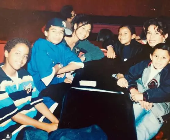 Alejandra Jackson (con uno de sus hijos en brazos) compartió una foto vía Instagram con su familia. Foto: @alejandrajackson.
