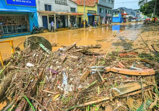 Es necesario que haya más consciencia e información sobre estas emergencias en los barrios y que la gente pueda prepararse, que sepa usar el SIATA, por ejemplo, y tenga claro el protocolo para actuar ante un aguacero, un desbordamiento o inundación. FOTO ESNEYDER GUTIÉRREZ