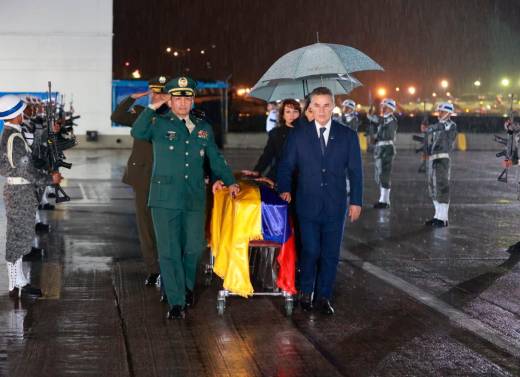 En medio de la lluvia y una guardia militar llegó a Antioquia el cuerpo