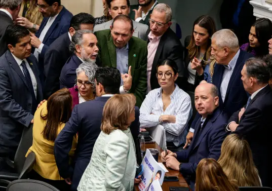 Por casi 12 horas la plenaria del Senado debatió y votó gran parte del articulado del texto de la reforma laboral, y definió terminar este trámite el próximo lunes, 16 de junio. <b><span class="mln_uppercase_mln"> </span></b>FOTO<b><span class="mln_uppercase_mln"> Colprensa</span></b>