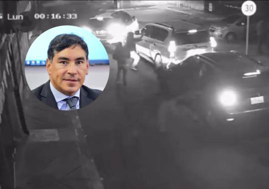 Las imágenes de seguridad muestran a varios hombres descendiendo de dos vehículos para intentar intentar robarle al magistrado y a sus acompañantes. FOTOS: REDES SOCIALES/X Y COLPRENSA