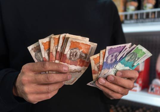 El salario mínimo es la base de referencia para más de 70 tarifas, servicios y costos en la economía colombiana, lo que amplifica el efecto de cualquier incremento. FOTO: Getty