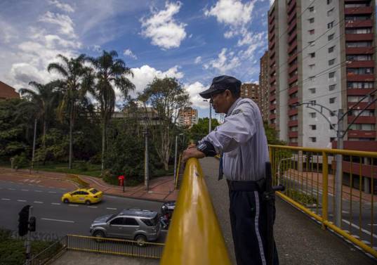 El aumento del salario mínimo fue del 23,7%, pero gremios de aseo y vigilancia calculan que el impacto total supera el 30% por efectos regulatorios. FOTO camilo suárez