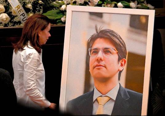 María Claudia Tarazona frente a la foto póstuma de Miguel Uribe Turbay en el Congreso. FOTO: AFP