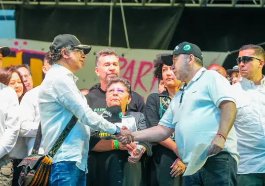 El presidente Gustavo Petro estrechando la mano de Jorge Vallejo, alias “El Doctor”, durante la concentración de este sábado en La Alpujarra. FOTO Presidencia