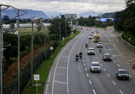 Retorno de viajeros por la autopista norte a Bogotá. Foto: Colprensa-Mariano Vimos