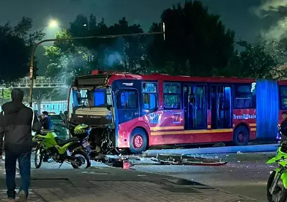 El articulado se dirigía hacia el occidente de la ciudad por la calle 80 cuando se estrelló de frente con una camioneta