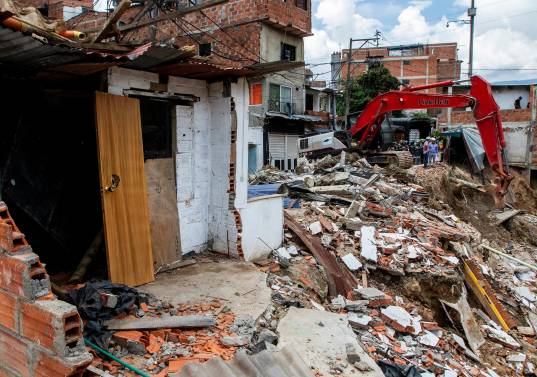 El control territorial es una de las tareas en las que Medellín no da abasto. Este semana, las autoridades tuvieron que demoler varias casas construidas en zona de riesgo en la quebrada Altavista. FOTO<b><span class="mln_uppercase_mln"> Julio César Herrera</span></b>