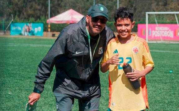 Diego Mazo se ha destacado en Nacional por formar a grandes talentos y este año terminó con éxito su primera experiencia con el equipo profesional. FOTO CORTESÍA DIEGO MAZO