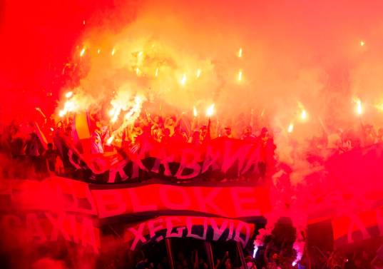 No se tiene registro de otro partido en la historia del fútbol colombiano en el que se haya detonado pólvora al interior del estadio durante todo el partido. FOTOS: Camilo Suárez