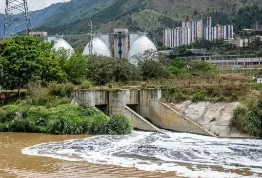 Investigaciones diversas han encontrado presencia de bacterias con resistencia y también de antibióticos al ingreso y salida de las plantas de tratamiento de aguas residuales. Se han convertido, en consecuencia, en reservorio de bacterias patógenas que evolucionan rápidamente. FOTO: EL COLOMBIANO