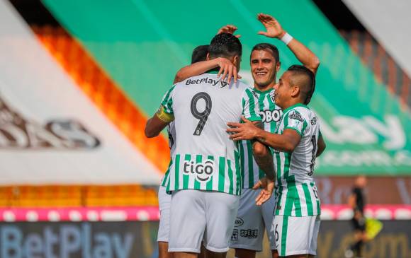 El festejo verde, del que hacen parte Tomás Ángel, Vladimir Hernández y Duque, que llegó a 11 tantos en Liga. FOTO Dimayor