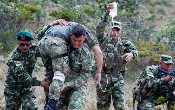 Enfermeros y socorristas ayudan a estabilizar a quienes resultan heridos en combate, sin importar su origen (entrenamiento). FOTOS Manuel Saldarriaga