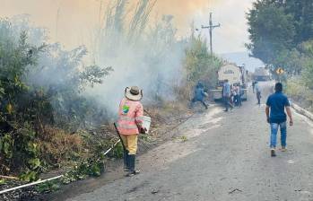 Los labriegos durante la atención de un incendio en zona rural de Peque. FOTO: Cortesía