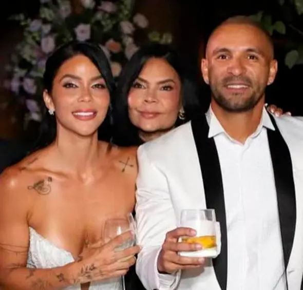 El cantante de música urbana, Pipe Calderón, se cansó con María Paula Tamayo Zea, hija de la fallecida, el pasado 10 de marzo en Cali. María del Pilar fue quien llevó a la novia al altar (en el centro). FOTO: REDES SOCIALES.
