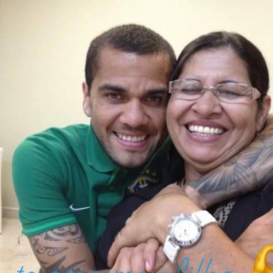 En la foto se ve al futbolista brasileño Dani Alves acompañado de María Lucía Alves, su madre, en una concentración de la Selección de Brasil. FOTO: TOMADA DEL INSTAGRAM DE @mluciaalves