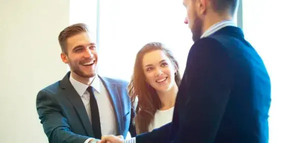Las personas más felices en su trabajo no siempre ganan más, pero sí sienten que su labor tiene un impacto real. FOTO: GETTY