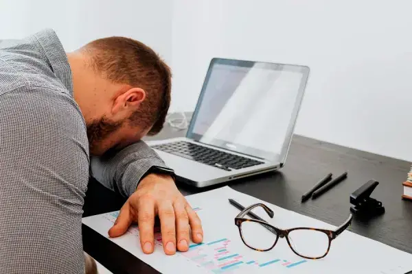 El aislamiento laboral es un factor silencioso que erosiona el compromiso y la satisfacción laboral. FOTO: PEXELS