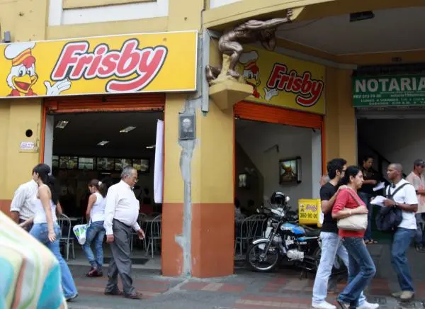 En España se querrían quedar con la marca de Frisby: la querida empresa colombiana de pollos denunció suplantación