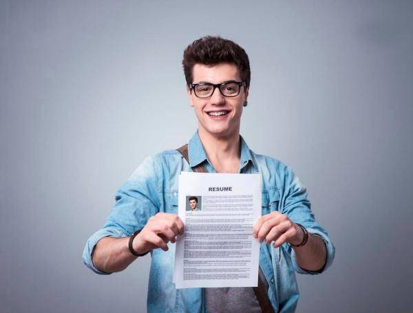 Jóvenes profesionales pueden incluir sus prácticas universitarias como experiencia en su hoja de vida, según la normativa vigente. FOTO: iStock
