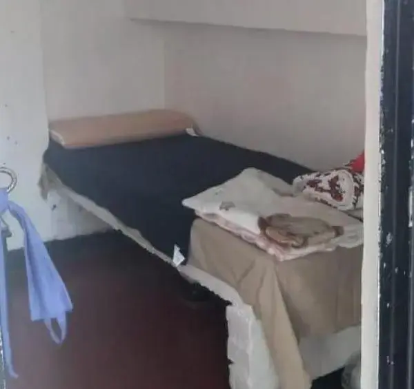 La celda de <b>Daneidy Barrera Rojas</b>, asignada de manera individual, cuenta con apenas una cama de concreto, una colchoneta, una Biblia en la mesa de noche, cobijas y productos de aseo