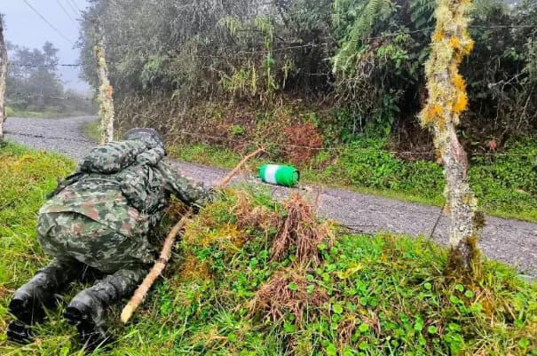 La situación estaría relacionada con el enfrentamiento entre disidencias del frente 36 de las FARC, al mando de alias <i>Calarcá </i>y el Clan del Golfo. Imagen de referencia. FOTO: Ejercito Nacional de Colombia.» title=»La situación estaría relacionada con el enfrentamiento entre disidencias del frente 36 de las FARC, al mando de alias <i>Calarcá </i>y el Clan del Golfo. Imagen de referencia. FOTO: Ejercito Nacional de Colombia.»> </p>
<p><span mlnid=