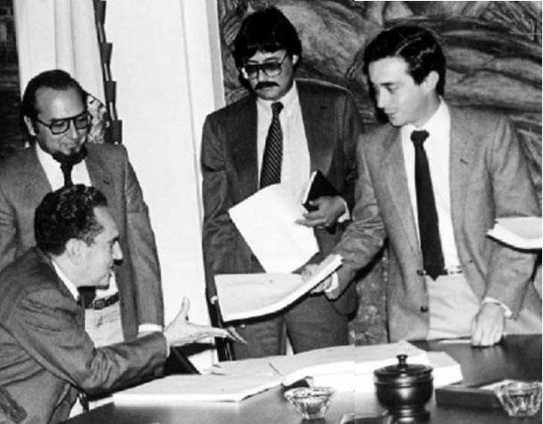El político Álvaro Uribe Vélez como gobernador de Antioquia en una reunión durante su gestión. Foto: Archivo