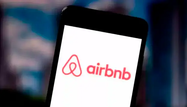 Airbnb arrancó el 2025 con una caída en sus ganancias. FOTO GETTY