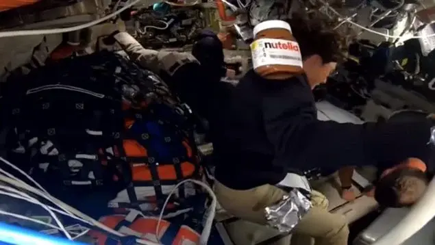 Todas estas operaciones las está retransmitiendo en directo la NASA y en esas imágenes pueden verse las operaciones de los triulantes a bordo de la nave, entre otras, las de logística.