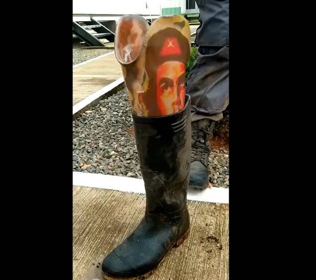 Esta fue la prótesis que le incautaron a “Ramiro” en 2020, luego del bombardeo a su campamento en Ituango. FOTO: CORTESÍA.