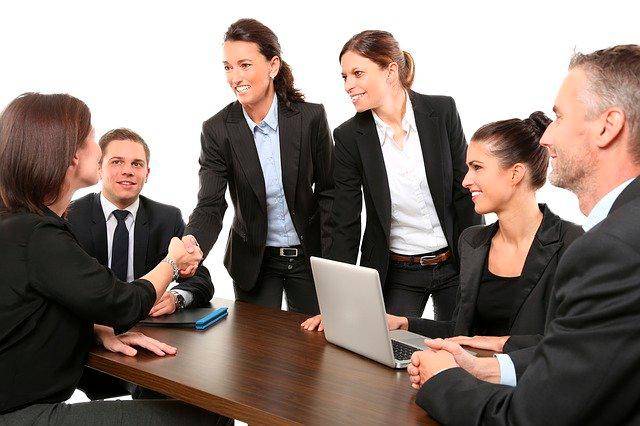 El Open Hiring permite contratar personal sin experiencia ni referencias, priorizando la inclusión y la diversidad. FOTO: GETTY